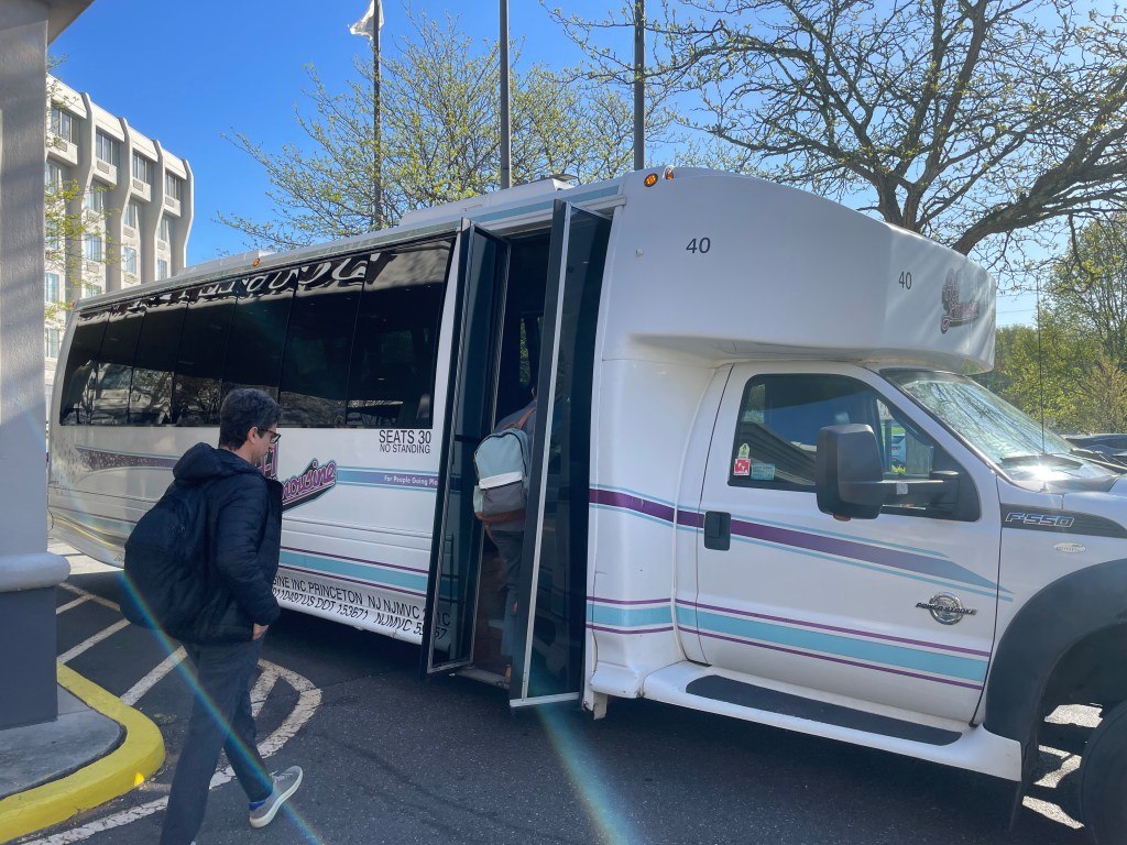 Trasporto dal DoubleTree Hilton al Campus.