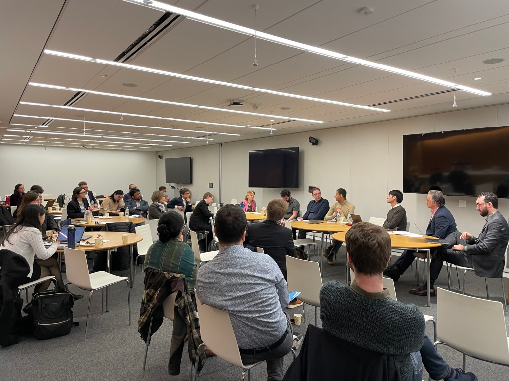 La sala B60 del Louis A. Simpson International Building dove si è svolta la prima giornata dei lavori.